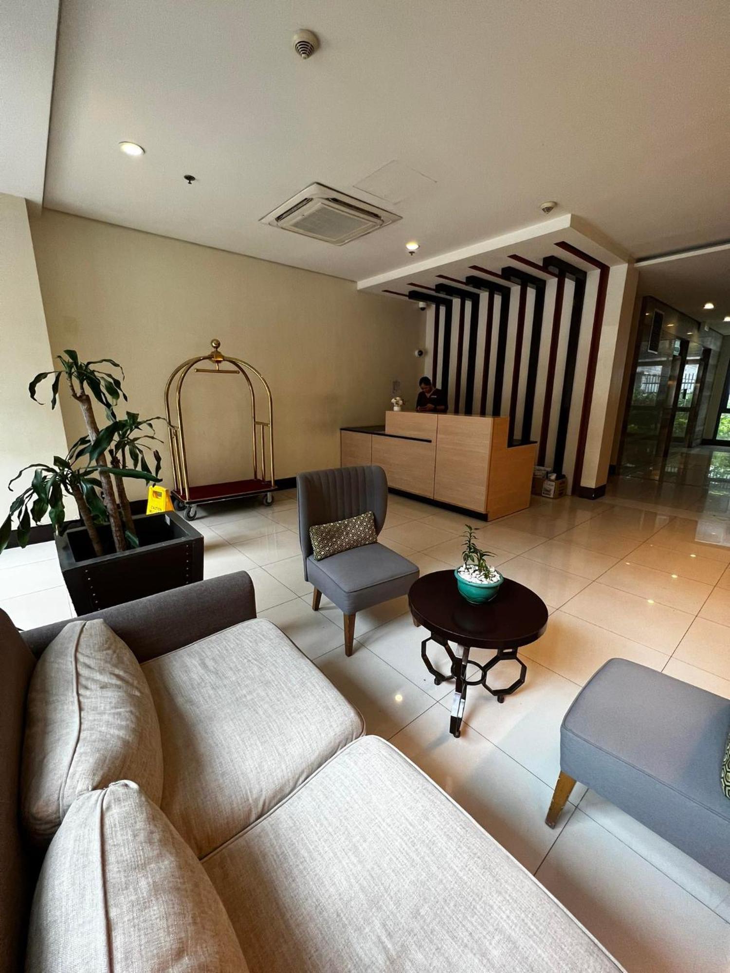 Two Palm Tree Villas Condominium - Studio 8Th Fl With Balcony - Across Terminal 3 Airport Pasay Exterior foto